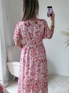 Robe longue rose imprimée bohème Giulietta avec manches fluides et décolleté cache-cœur du S au 4XL.