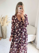 Robe longue fleurie bordeaux Louisa à décolleté cache-cœur, disponible du S au 4XL