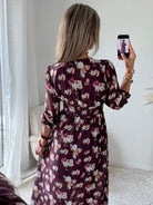 Robe longue fleurie bordeaux Louisa à décolleté cache-cœur, disponible du S au 4XL