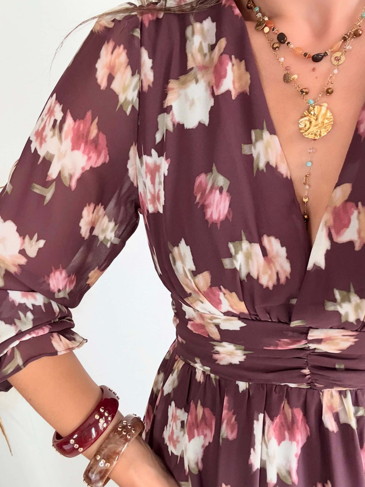 Robe longue fleurie bordeaux Louisa à décolleté cache-cœur, disponible du S au 4XL