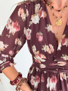 Robe longue fleurie bordeaux Louisa à décolleté cache-cœur, disponible du S au 4XL