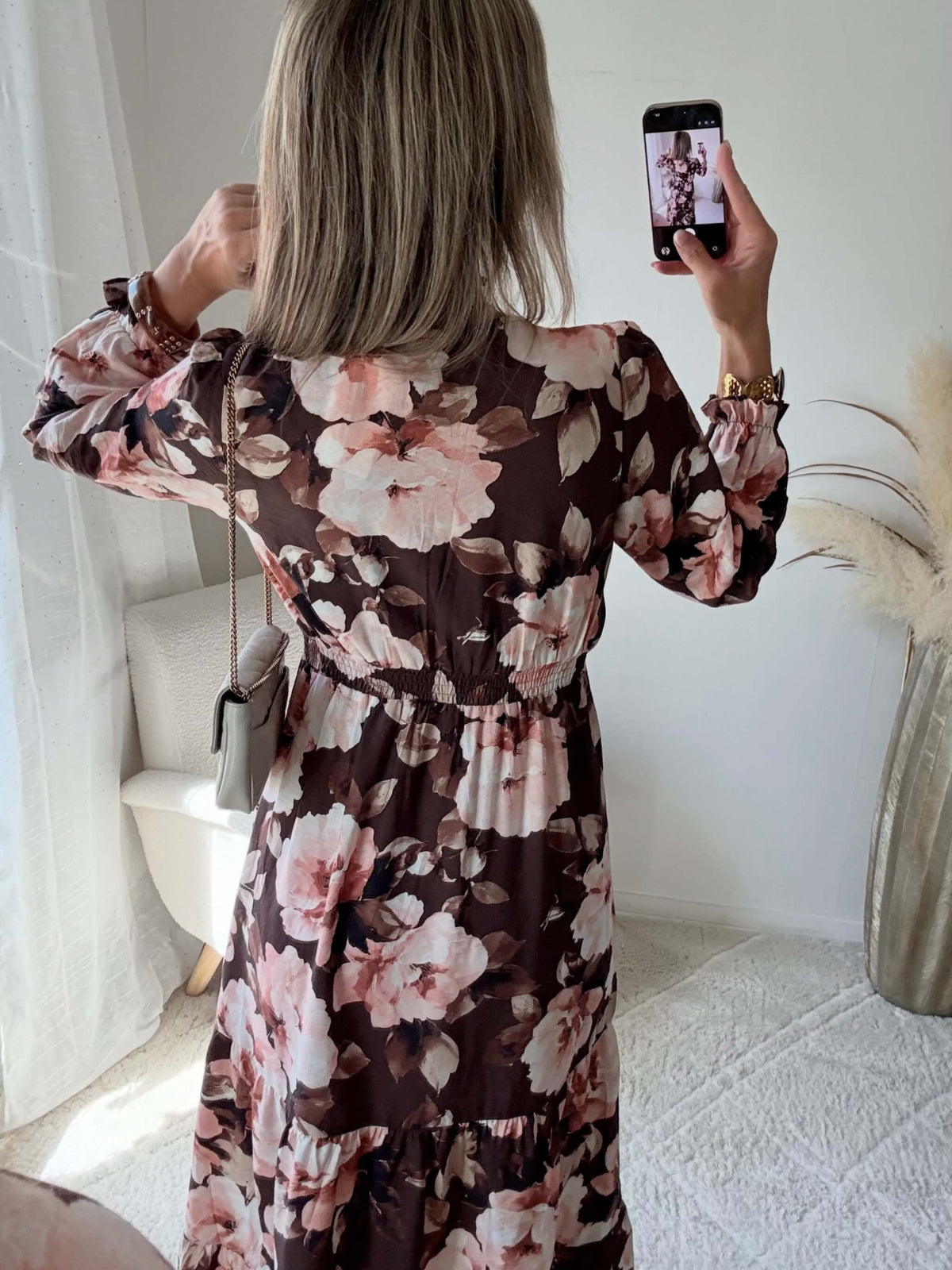 Femme portant une robe longue fleurie bohème chic