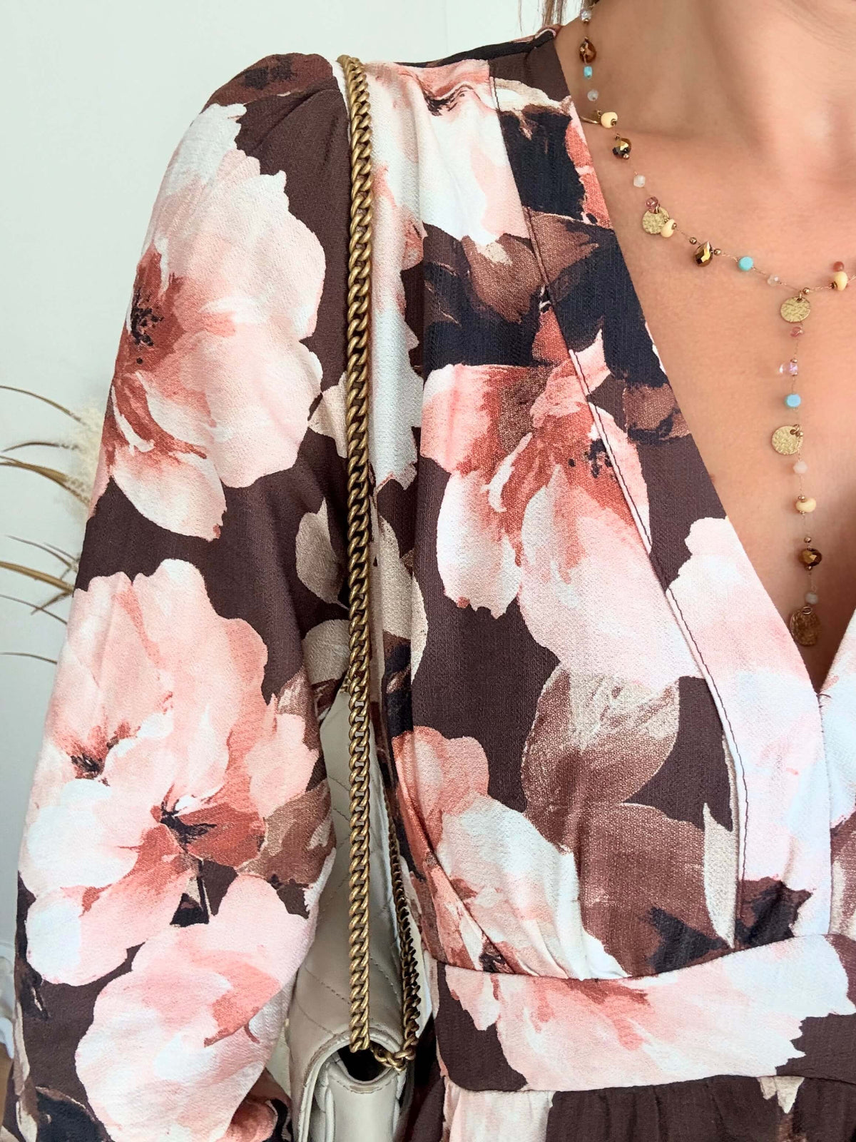 Femme portant une robe longue fleurie bohème chic