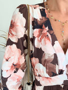 Femme portant une robe longue fleurie bohème chic