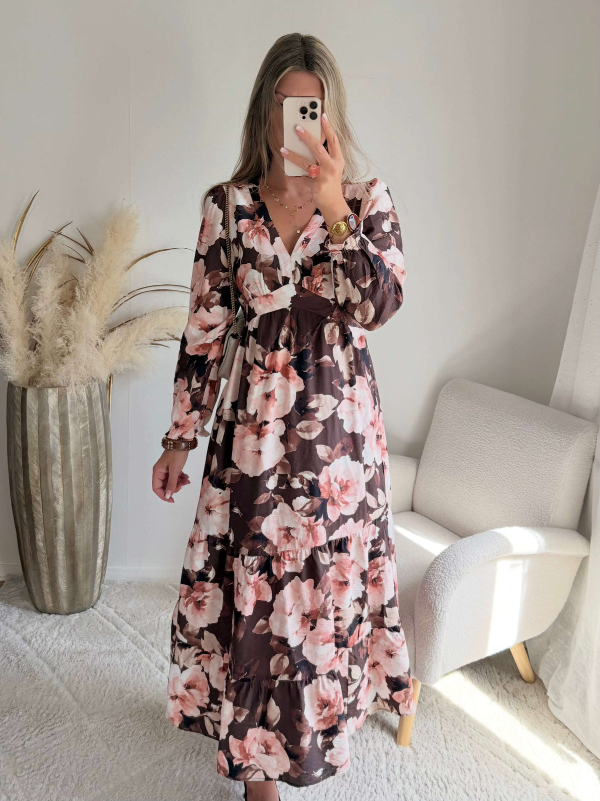 Femme portant une robe longue fleurie bohème chic