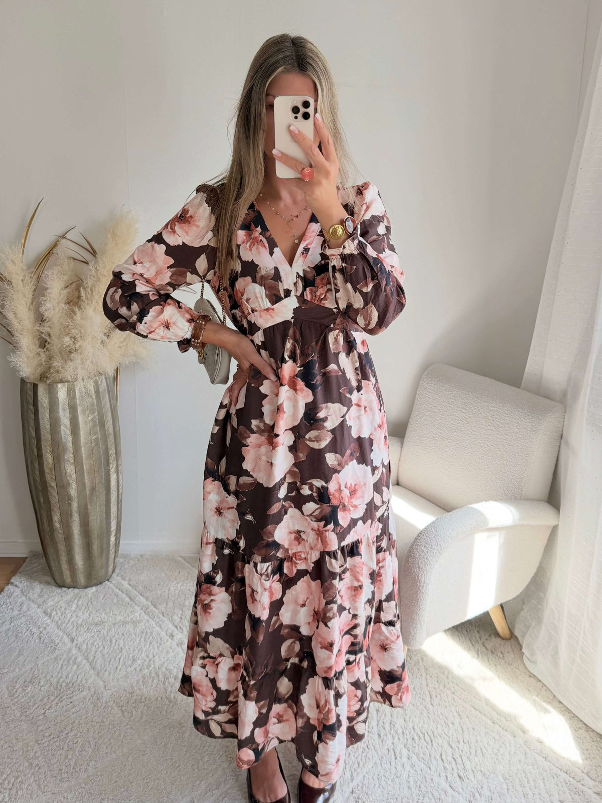 Femme portant une robe longue fleurie bohème chic