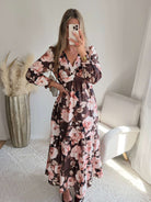 Femme portant une robe longue fleurie bohème chic