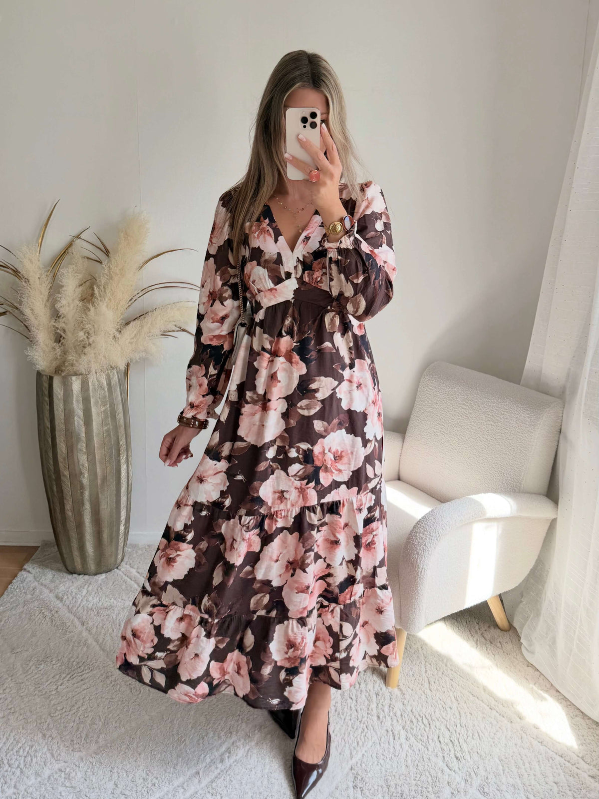 Femme portant une robe longue fleurie bohème chic