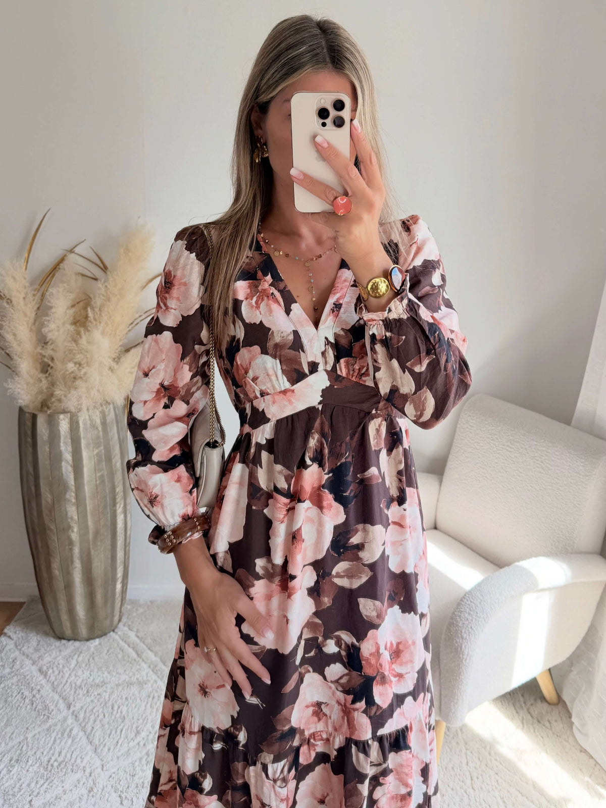 Femme portant une robe longue fleurie bohème chic