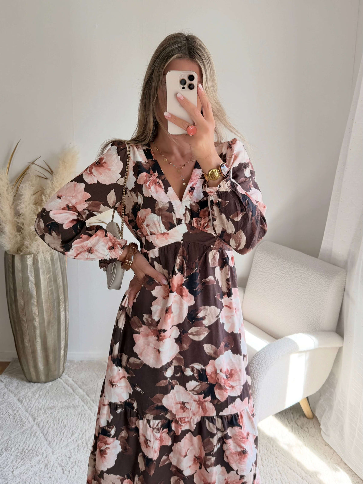 Femme portant une robe longue fleurie bohème chic