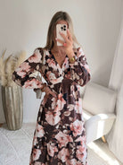 Femme portant une robe longue fleurie bohème chic