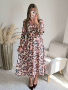 Femme portant une robe longue fleurie bohème chic