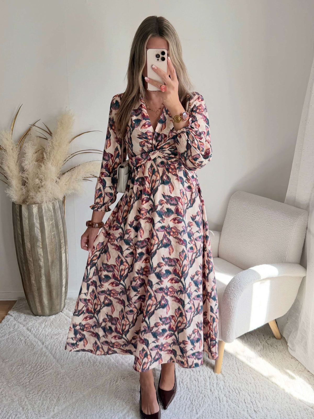 Femme portant une robe longue fleurie bohème chic
