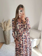 Femme portant une robe longue fleurie bohème chic