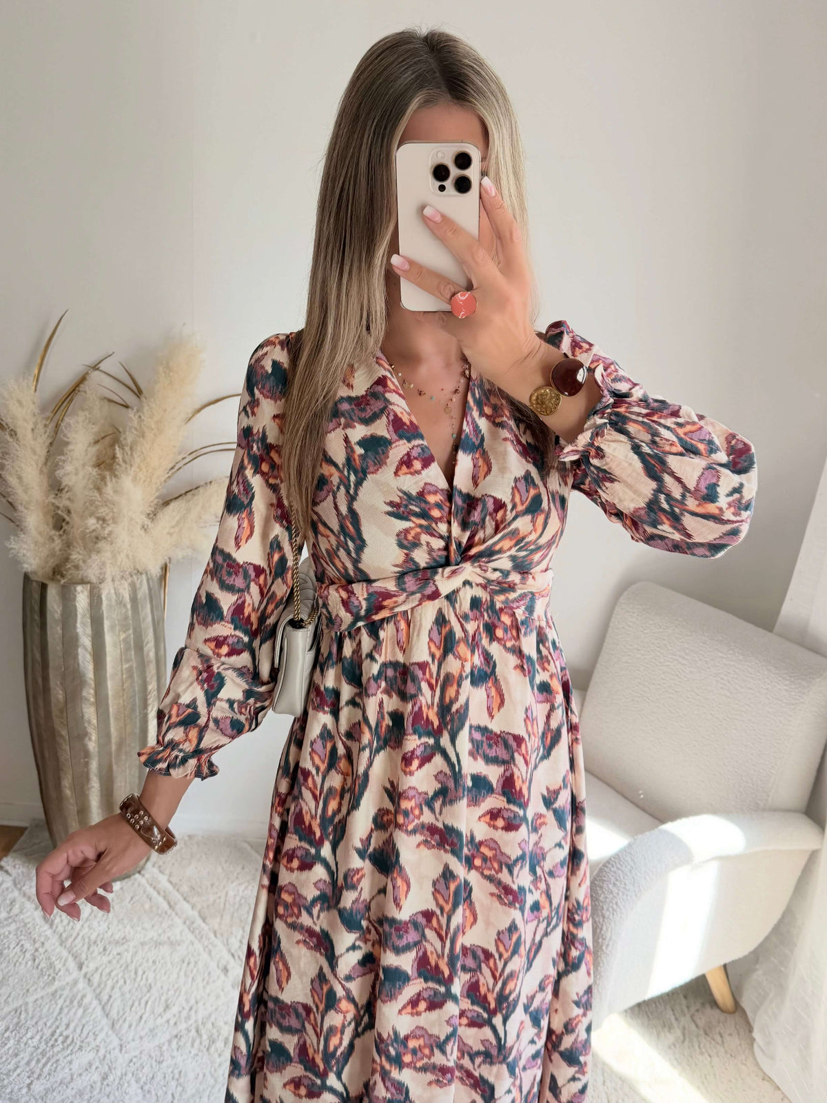 Femme portant une robe longue fleurie bohème chic