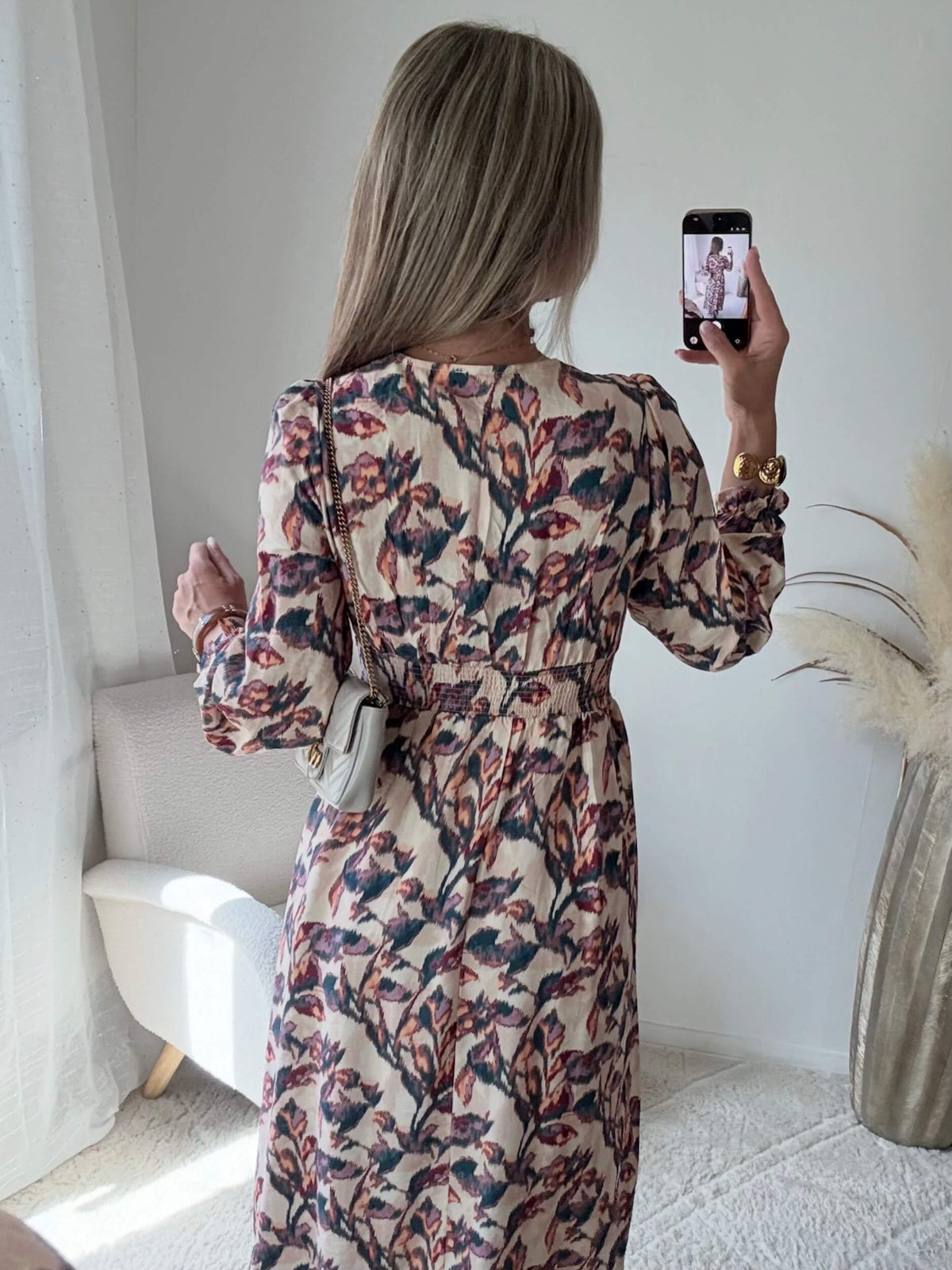 Femme portant une robe longue fleurie bohème chic