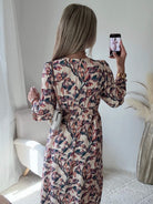 Femme portant une robe longue fleurie bohème chic