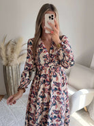 Femme portant une robe longue fleurie bohème chic