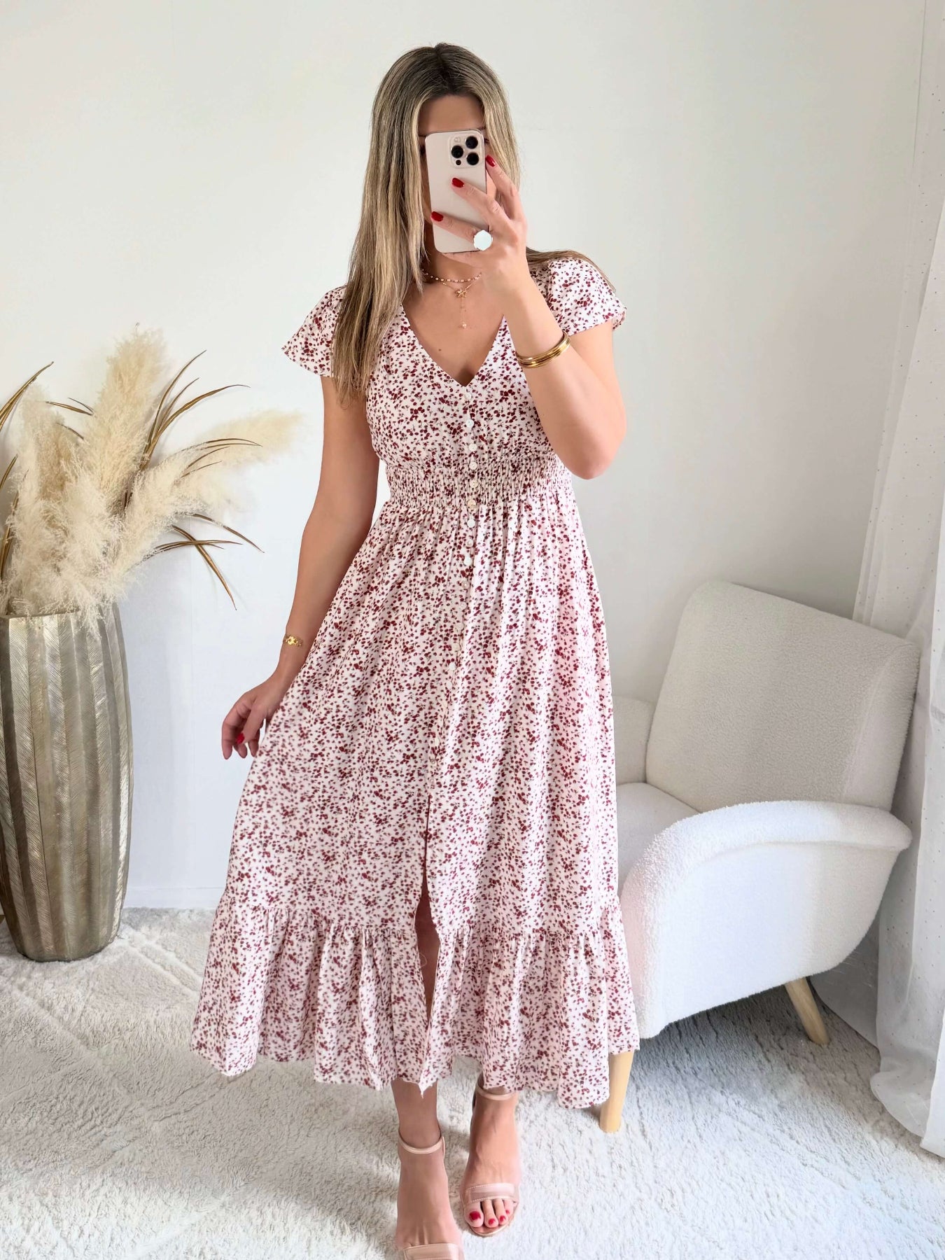 Robe longue Molina fleurie bordeaux sur fond écru avec décolleté en V et taille smockée du S au 4XL.
