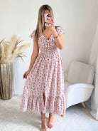 Robe longue Molina fleurie bordeaux sur fond écru avec décolleté en V et taille smockée du S au 4XL.