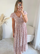 Robe longue Molina fleurie bordeaux sur fond écru avec décolleté en V et taille smockée du S au 4XL.