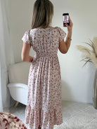 Robe longue Molina fleurie bordeaux sur fond écru avec décolleté en V et taille smockée du S au 4XL.