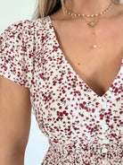 Robe longue Molina fleurie bordeaux sur fond écru avec décolleté en V et taille smockée du S au 4XL.