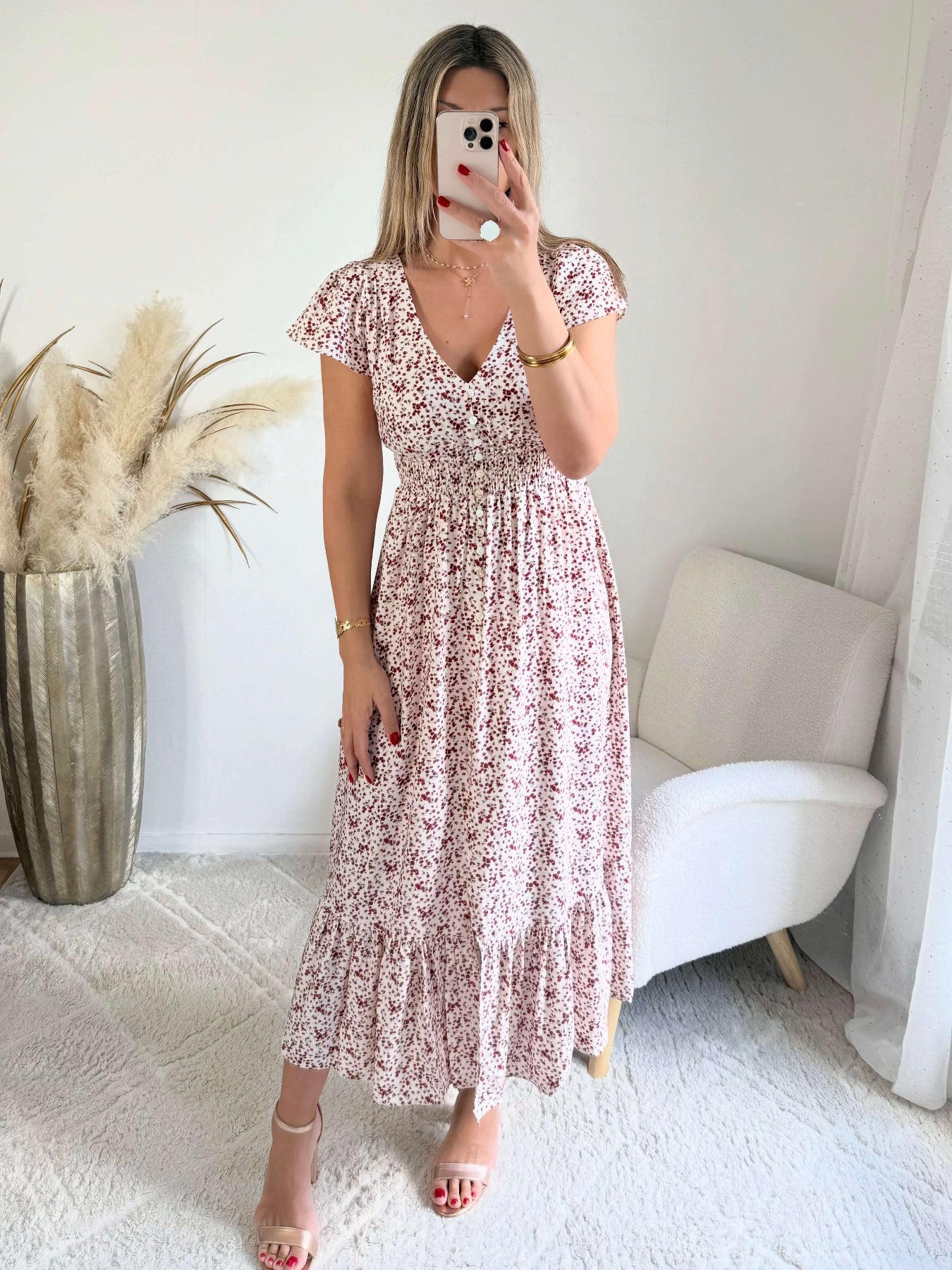 Robe longue Molina fleurie bordeaux sur fond écru avec décolleté en V et taille smockée du S au 4XL.