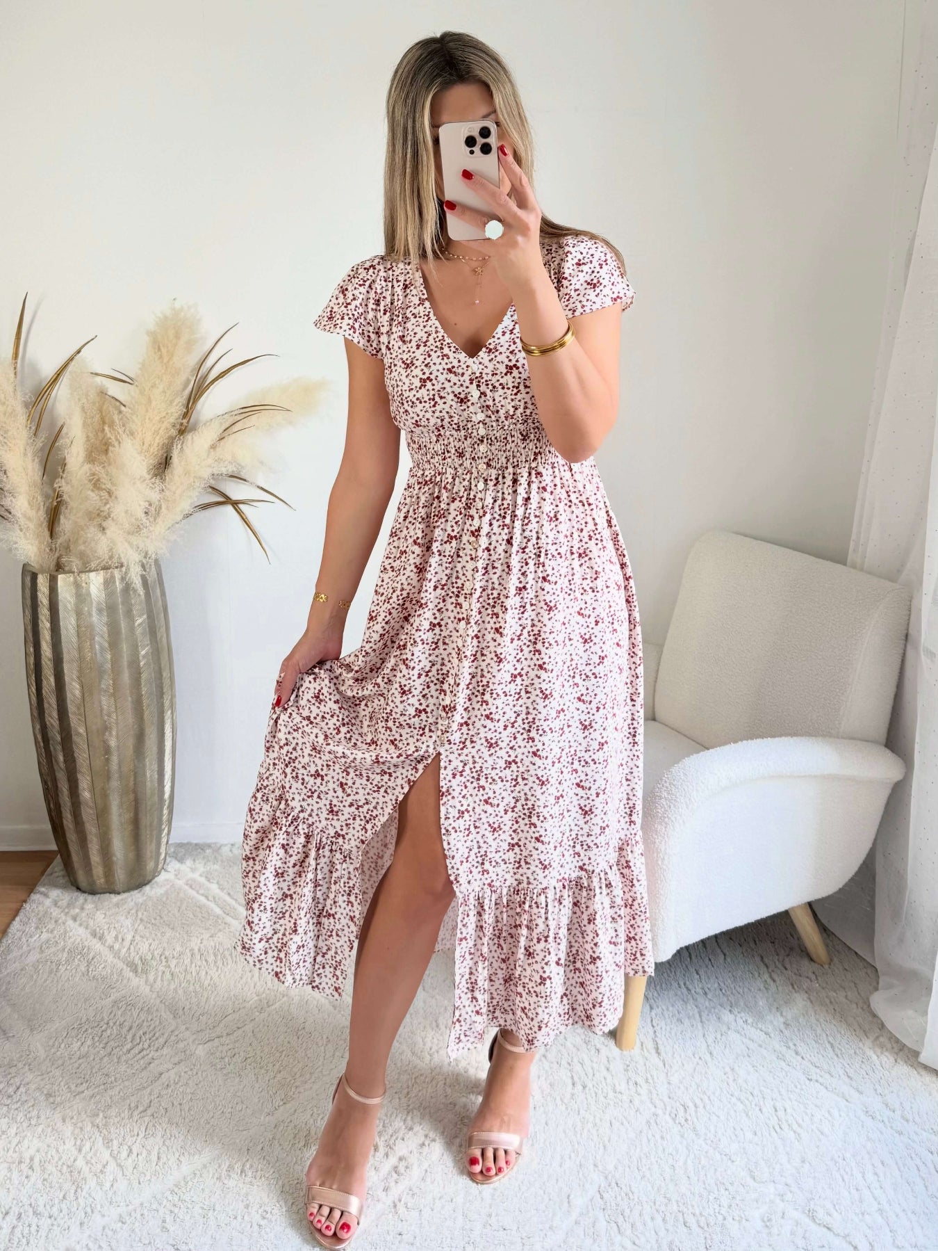 Robe longue Molina fleurie bordeaux sur fond écru avec décolleté en V et taille smockée du S au 4XL.
