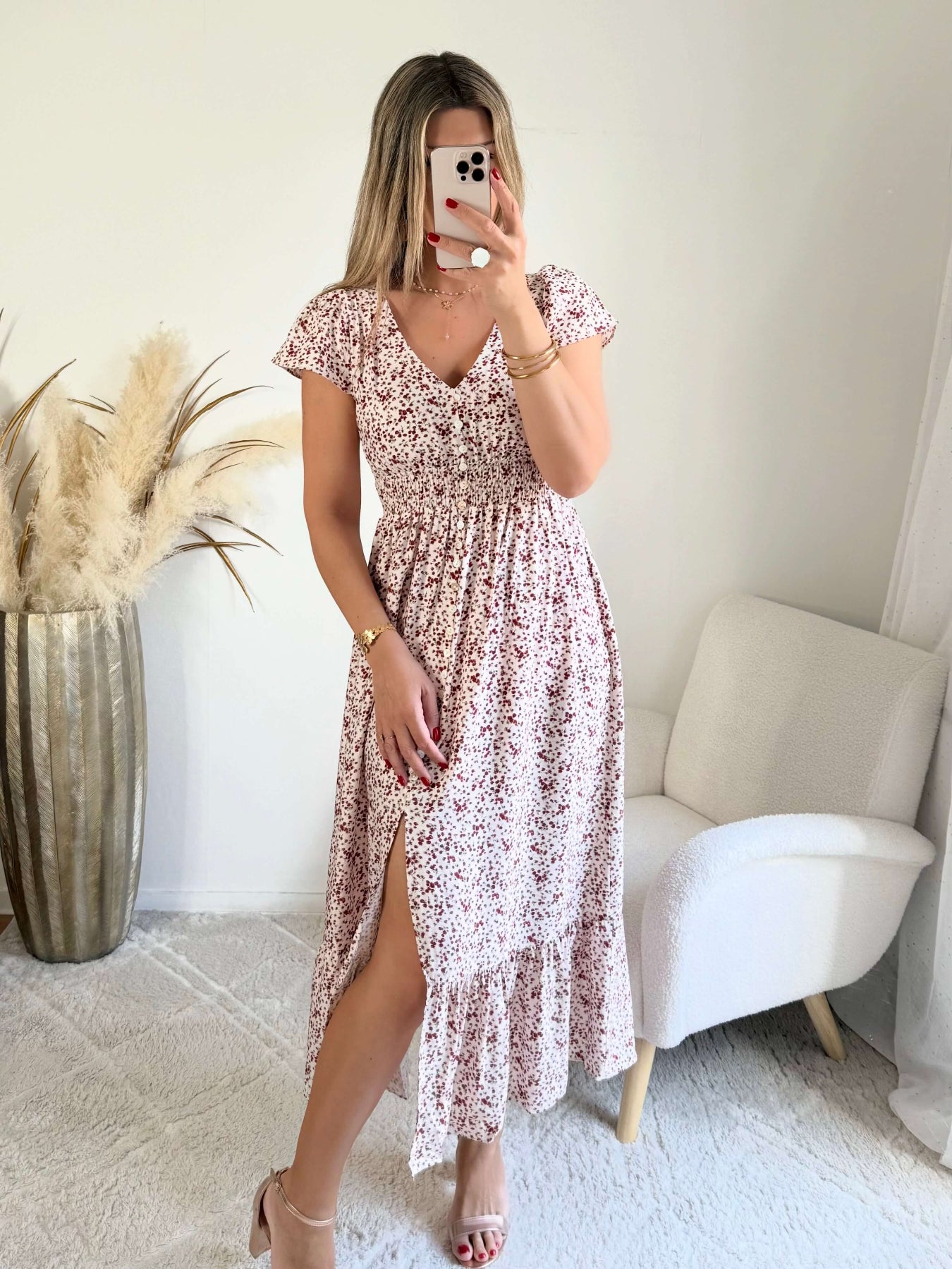 Robe longue Molina fleurie bordeaux sur fond écru avec décolleté en V et taille smockée du S au 4XL.