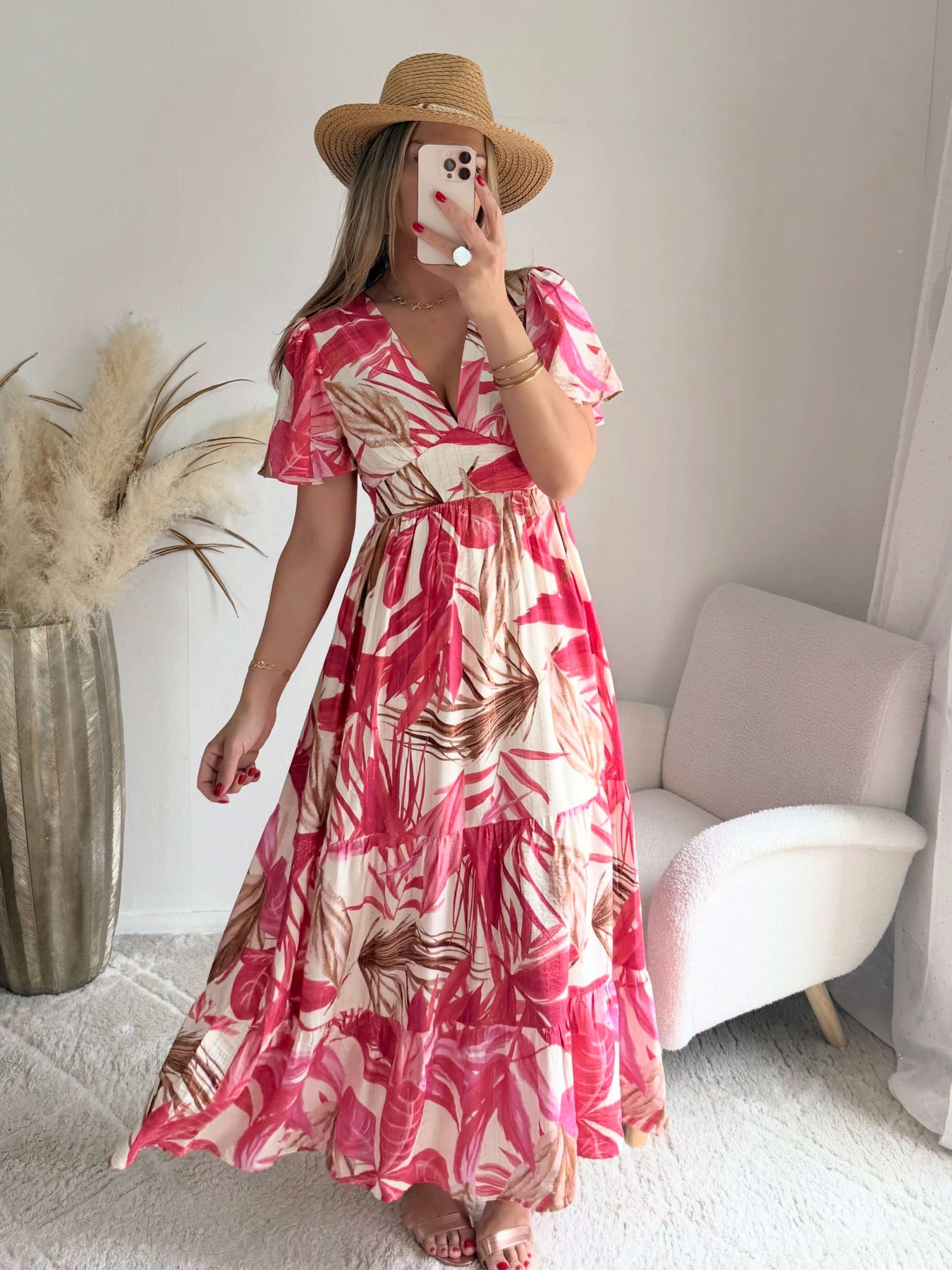 Robe longue tropicale rose Palma avec imprimé feuillage, manches fluides et coupe bohème chic.