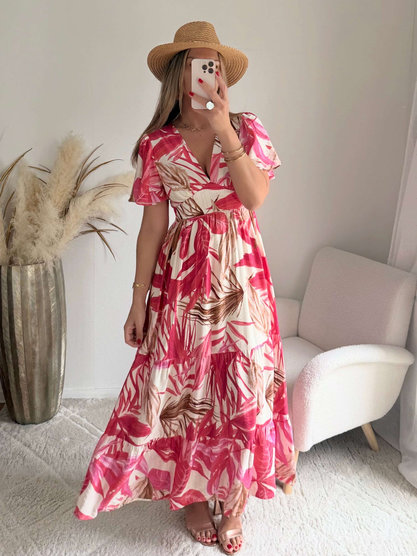 Robe longue tropicale rose Palma avec imprimé feuillage, manches fluides et coupe bohème chic.