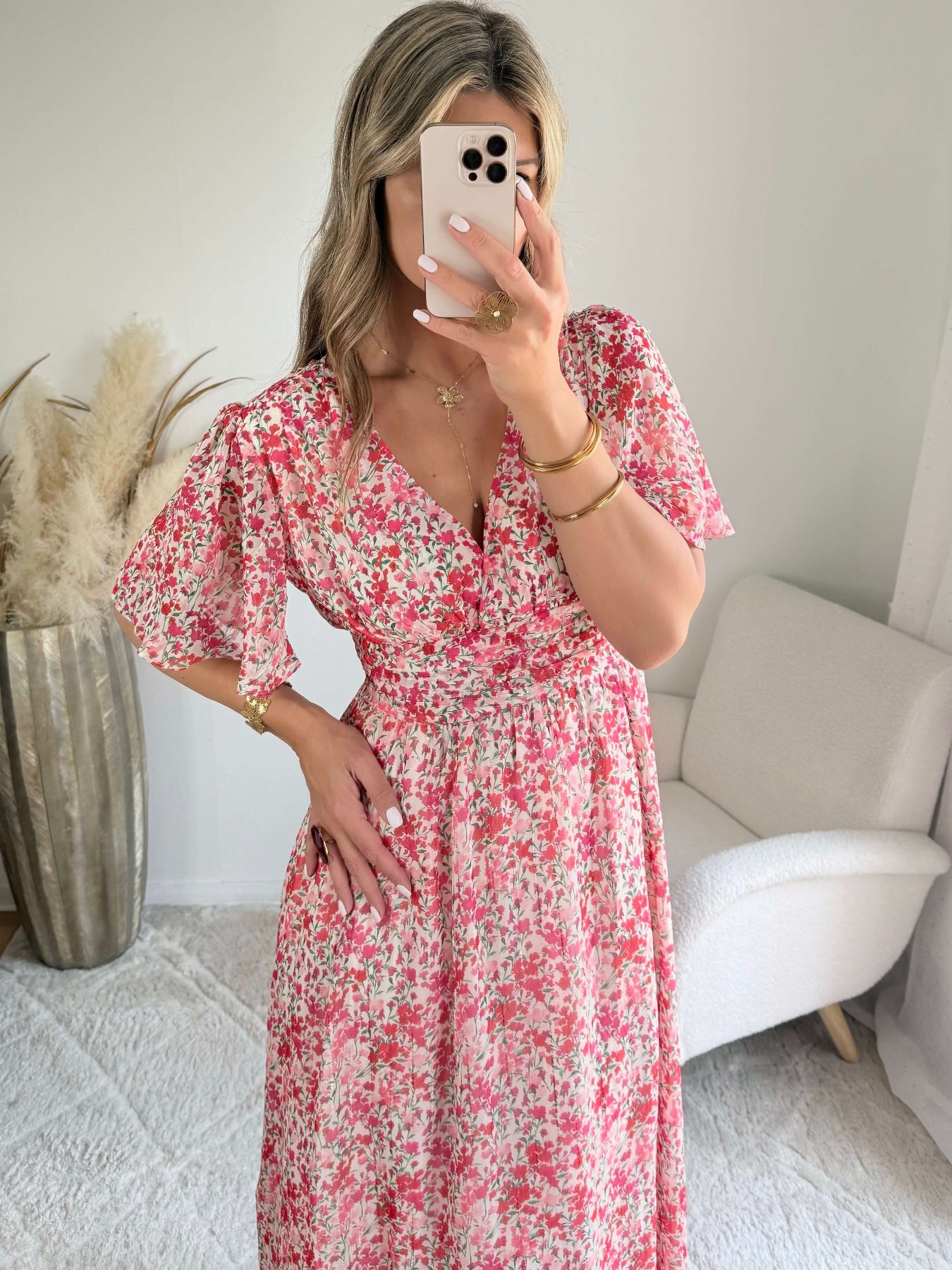 Robe longue Laure imprimée rose coupe fluide avec décolleté en V et manches courtes.