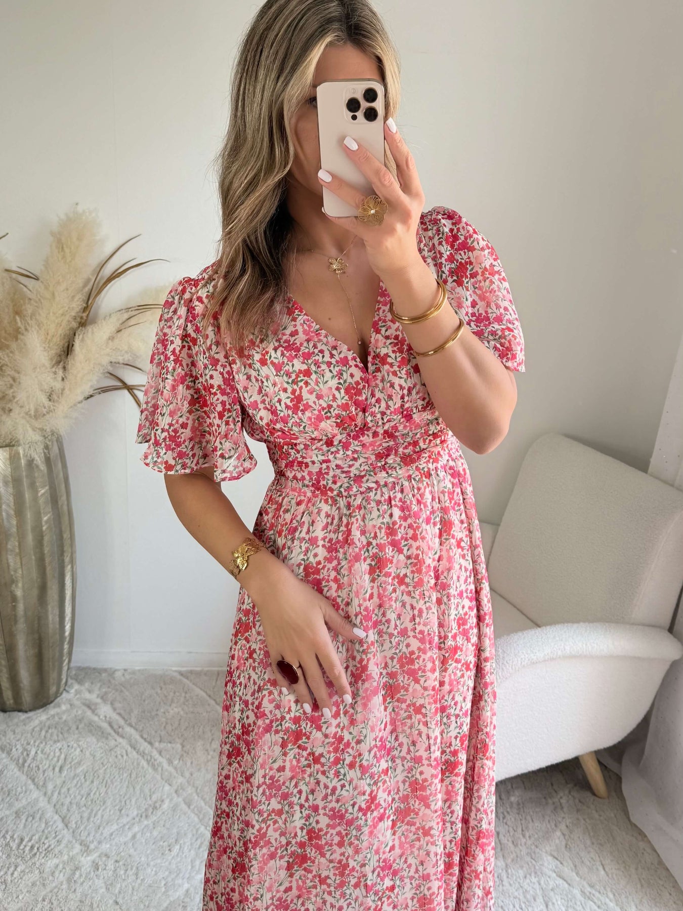 Robe longue Laure imprimée rose coupe fluide avec décolleté en V et manches courtes.