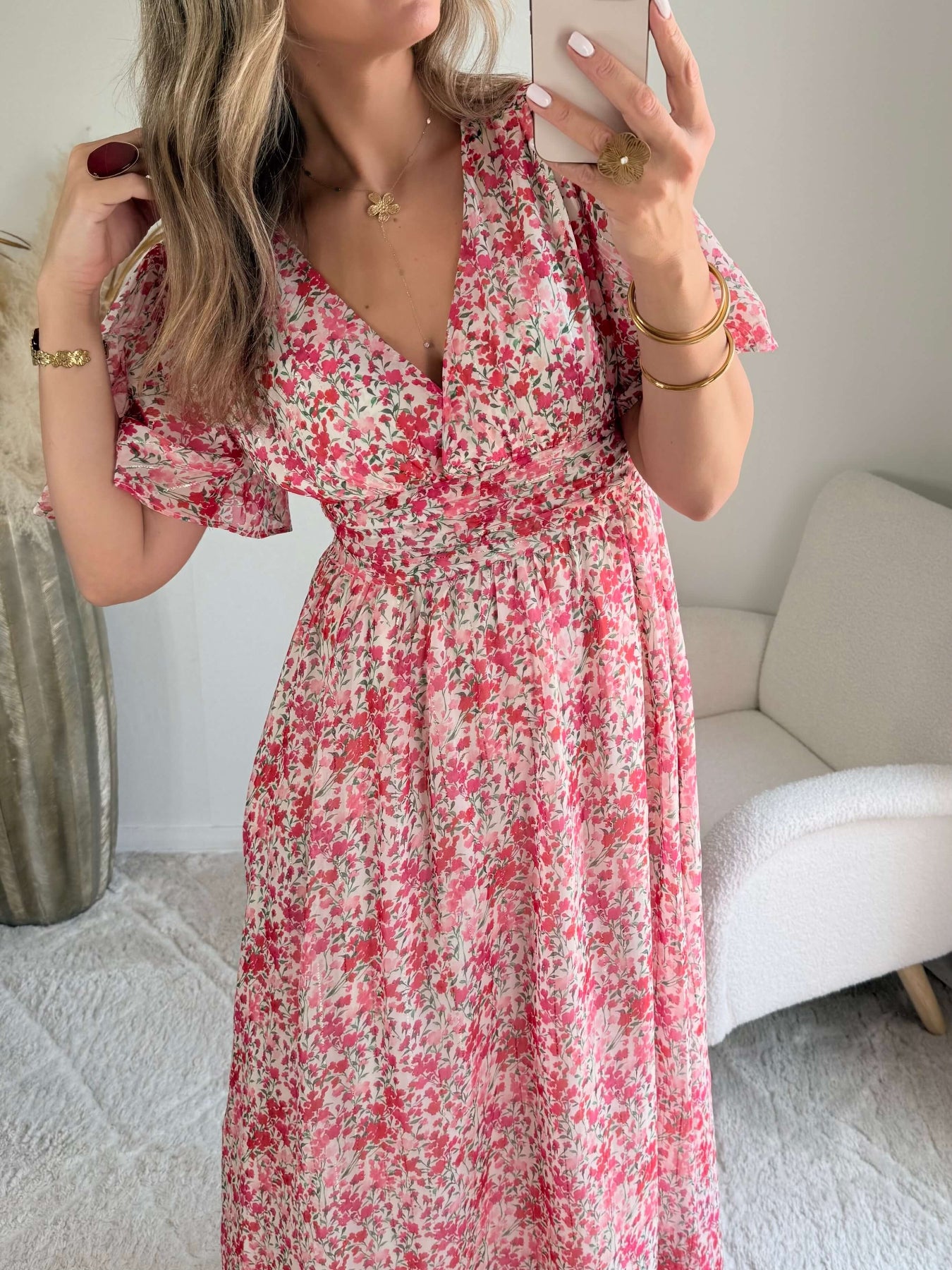 Robe longue Laure imprimée rose coupe fluide avec décolleté en V et manches courtes.