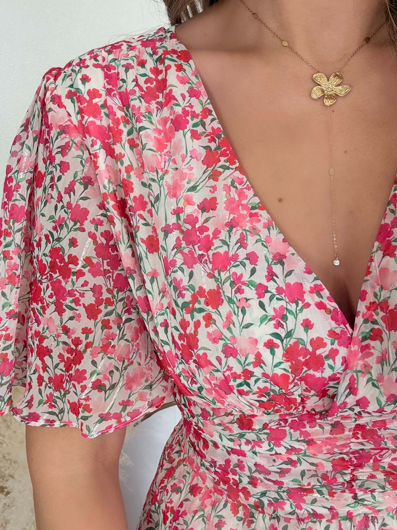 Robe longue Laure imprimée rose coupe fluide avec décolleté en V et manches courtes.