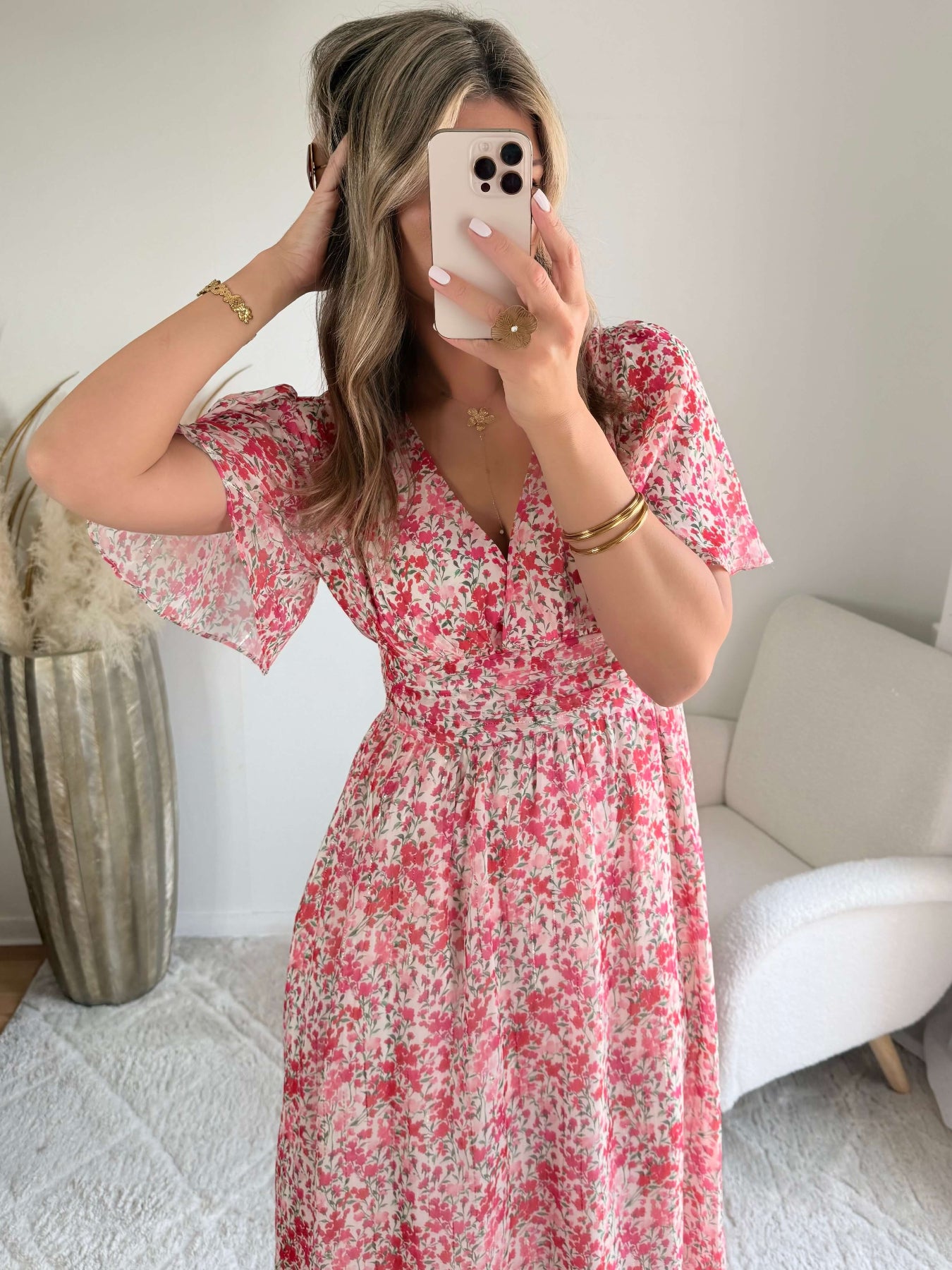 Robe longue Laure imprimée rose coupe fluide avec décolleté en V et manches courtes.