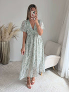 Robe longue rvert sauge clair fleurie Naëlle avec manches fluides et décolleté cache-cœur du S au 4XL.
