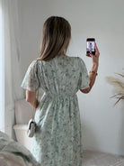 Robe longue rvert sauge clair fleurie Naëlle avec manches fluides et décolleté cache-cœur du S au 4XL.