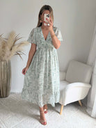 Robe longue rvert sauge clair fleurie Naëlle avec manches fluides et décolleté cache-cœur du S au 4XL.