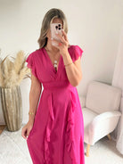 Robe Madison longue fluide à volants avec décolleté cache-cœur et manches volantées, disponible en vert d’eau, rose poudré et fuchsia, taille unique du 36 au 42.