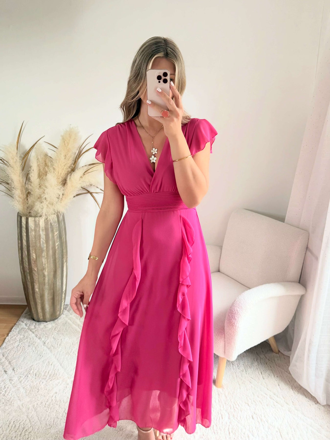Robe Madison longue fluide à volants avec décolleté cache-cœur et manches volantées, disponible en vert d’eau, rose poudré et fuchsia, taille unique du 36 au 42.