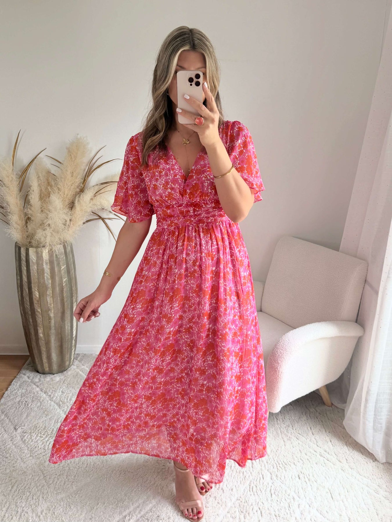 Robe longue Scarlett imprimée rose coupe fluide avec décolleté en V et manches courtes.