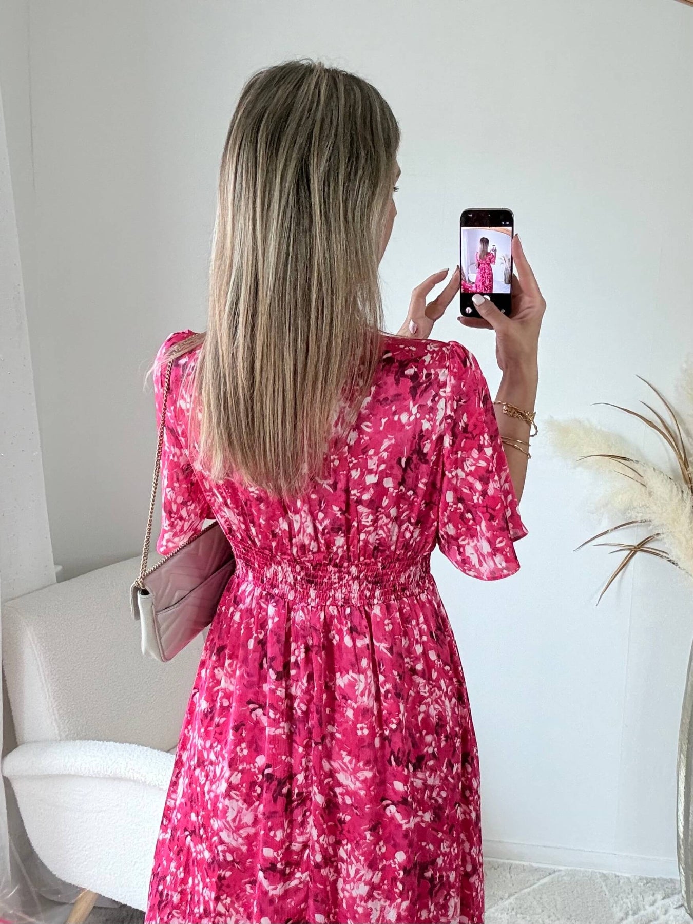 Robe longue Guilia imprimée rose, coupe fluide avec décolleté en V et manches courtes Easy Dressing