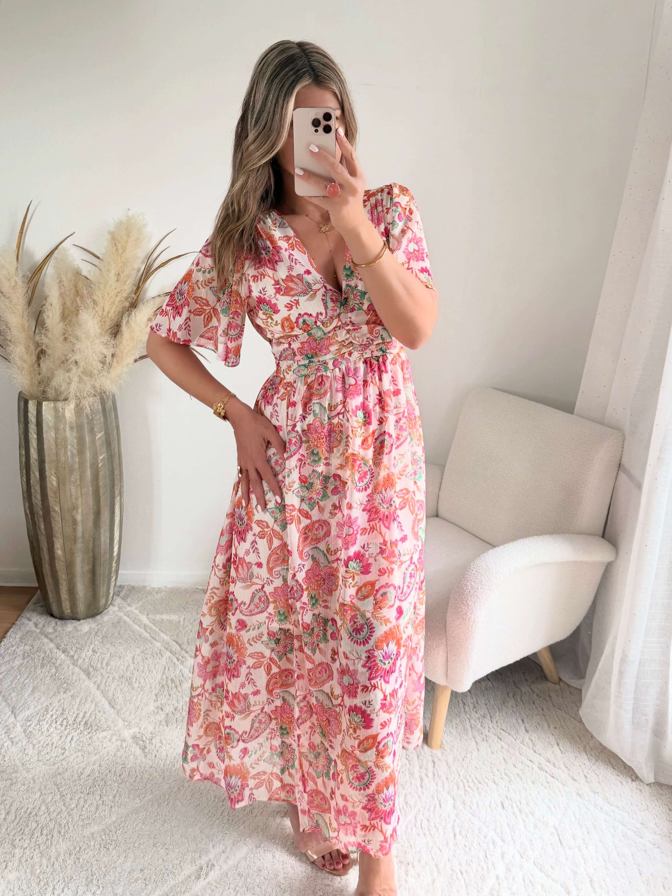 Robe longue Jasmine à imprimé floral rose et corail avec décolleté en V et manches fluides.