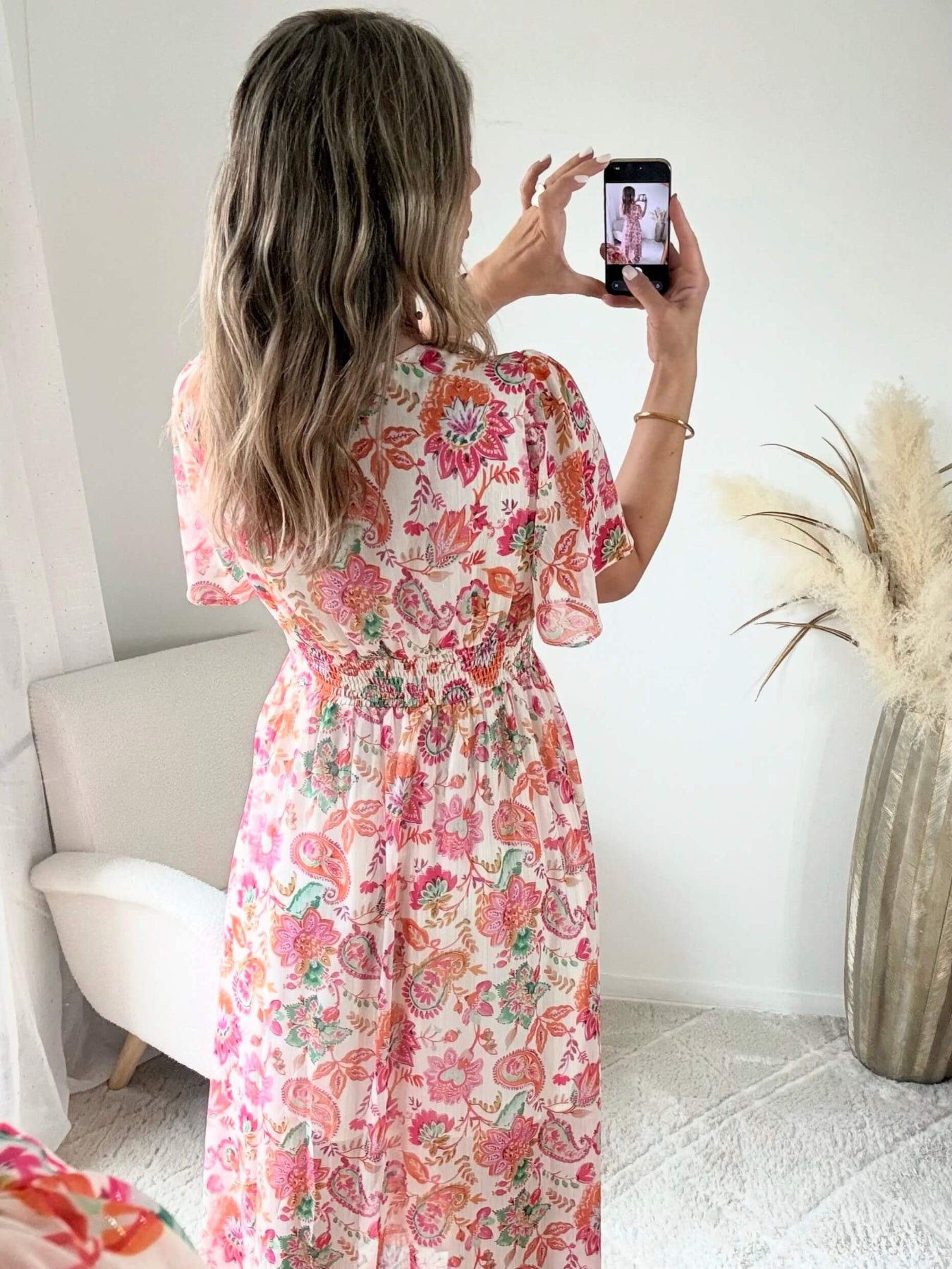 Robe longue Jasmine à imprimé floral rose et corail avec décolleté en V et manches fluides.