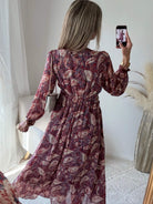 Femme portant une robe longue bohème imprimée du S au 4XL