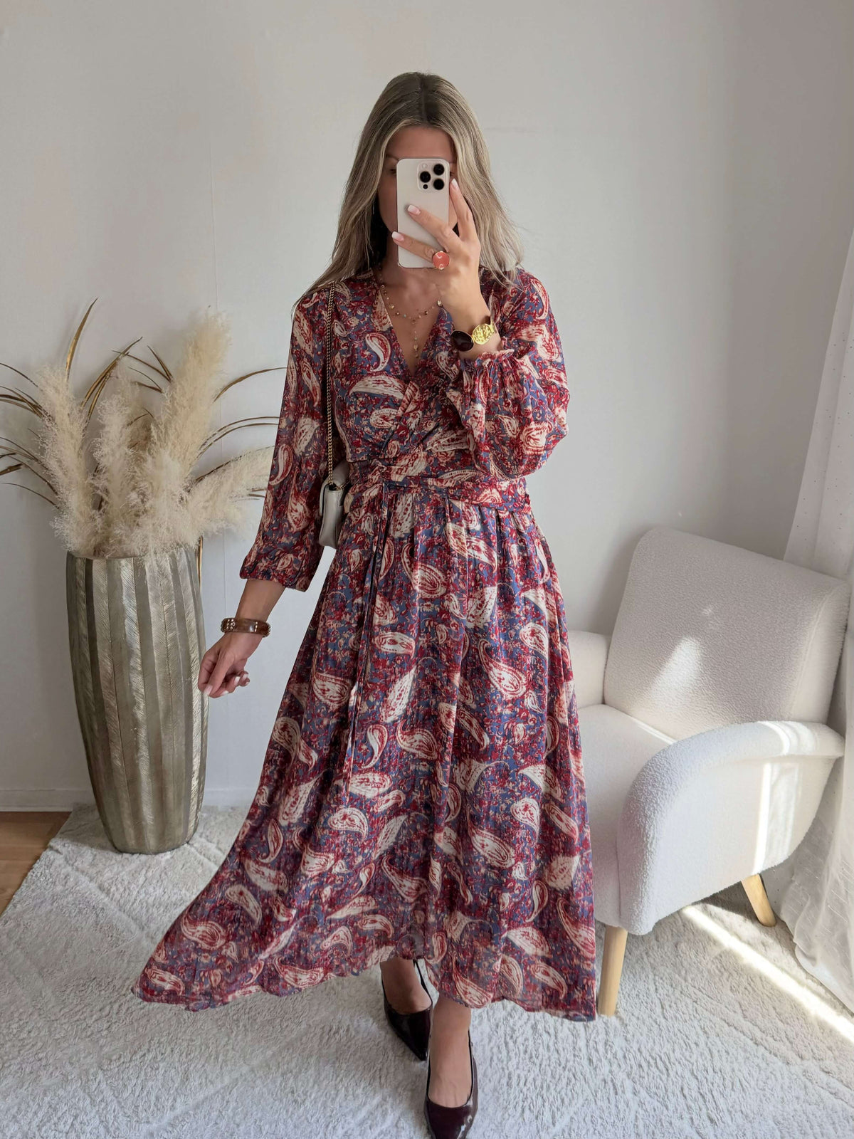 Femme portant une robe longue bohème imprimée du S au 4XL