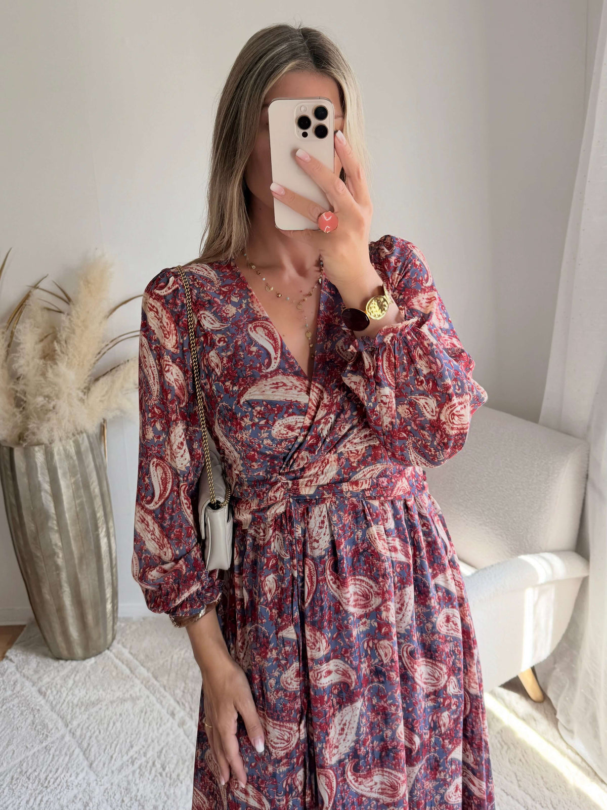 Femme portant une robe longue bohème imprimée du S au 4XL