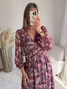 Femme portant une robe longue bohème imprimée du S au 4XL